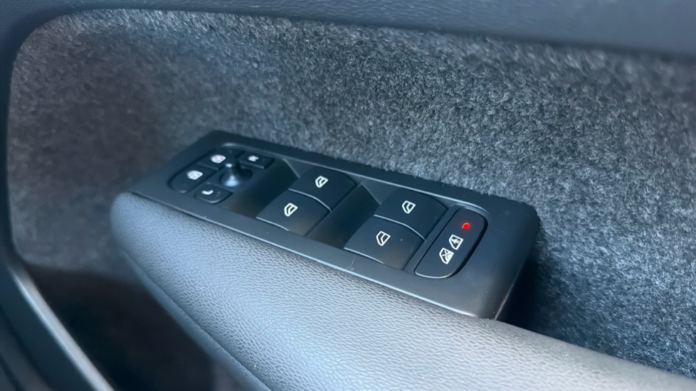 Volvo XC40 1.5 T4 Recharge PHEV Plus Dark 5dr Auto Estate - Image 35