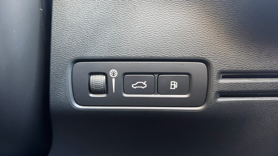Volvo XC40 1.5 T4 Recharge PHEV Plus Dark 5dr Auto Estate - Image 36