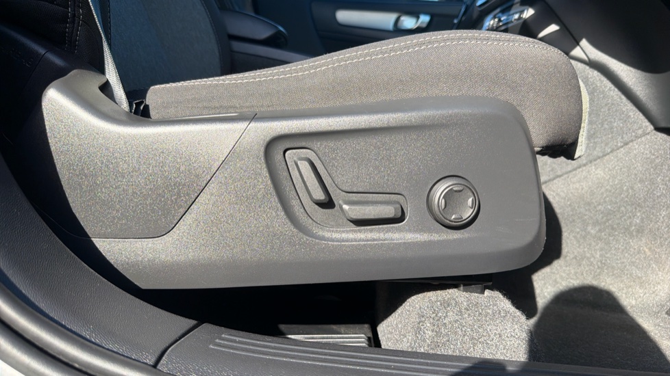 Volvo XC40 1.5 T4 Recharge PHEV Plus Dark 5dr Auto Estate - Image 37