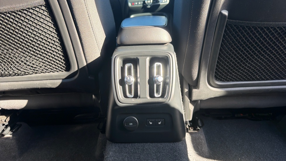 Volvo XC40 1.5 T4 Recharge PHEV Plus Dark 5dr Auto Estate - Image 39