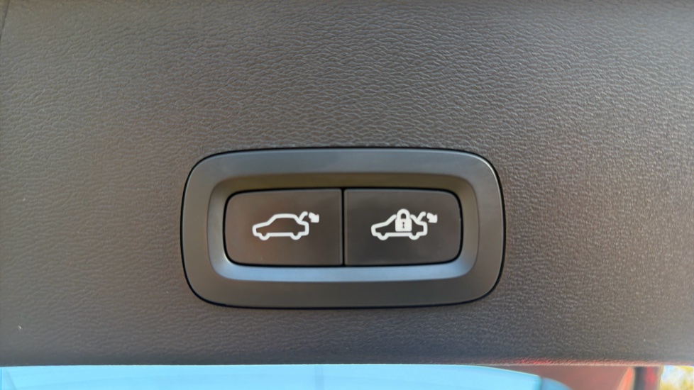 Volvo XC40 1.5 T4 Recharge PHEV Plus Dark 5dr Auto Estate - Image 42