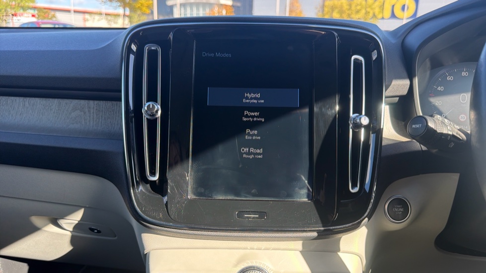 Volvo XC40 1.5 T5 Recharge PHEV Inscription 5dr Auto Estate - Image 25