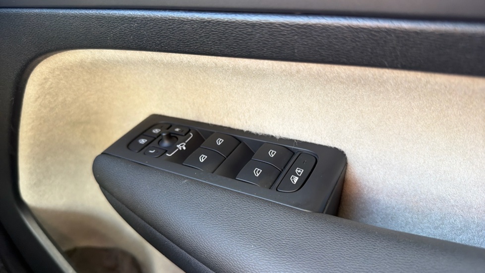 Volvo XC40 1.5 T5 Recharge PHEV Inscription 5dr Auto Estate - Image 35