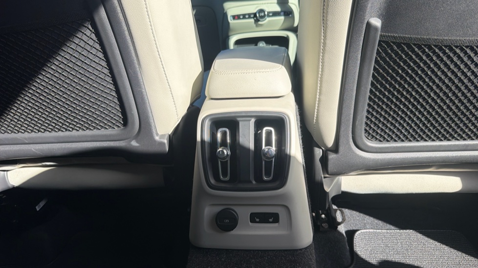 Volvo XC40 1.5 T5 Recharge PHEV Inscription 5dr Auto Estate - Image 39