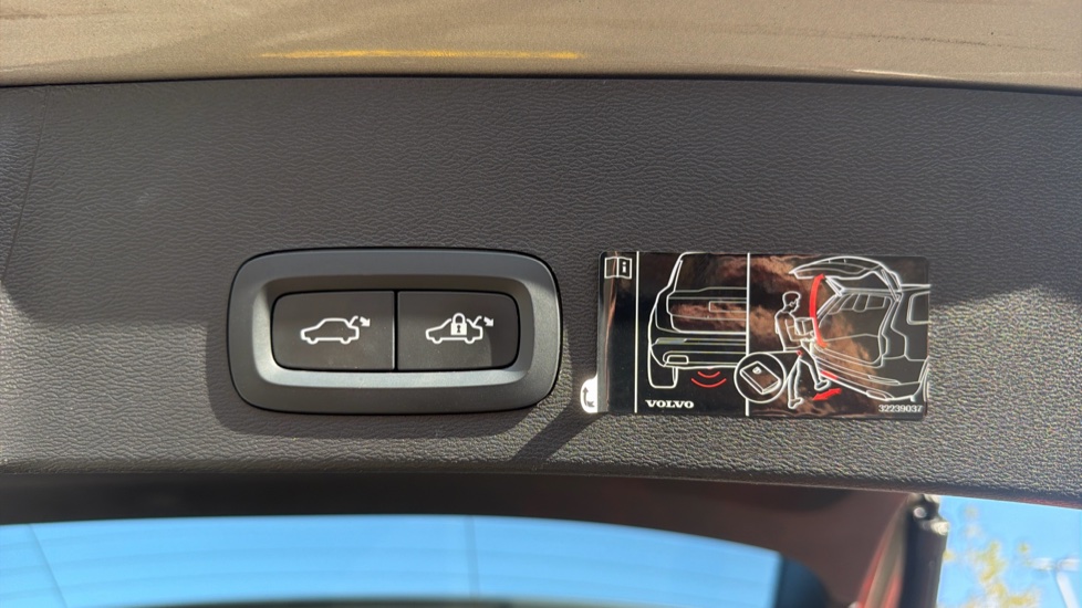Volvo XC40 1.5 T5 Recharge PHEV Inscription 5dr Auto Estate - Image 42