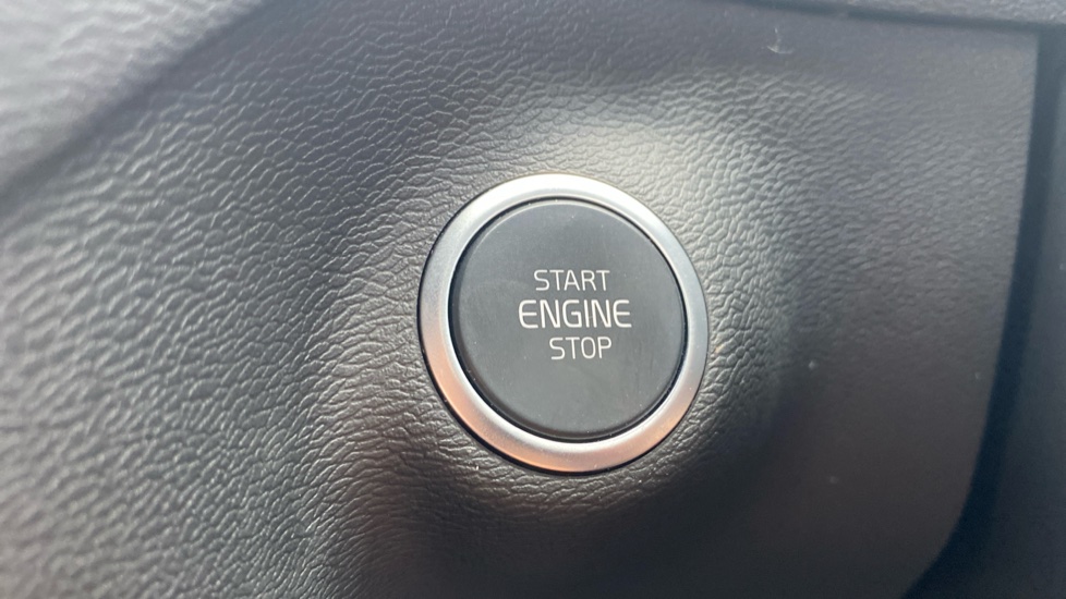 Volvo XC40 2.0 B3P Plus Dark 5dr Auto Petrol Estate - Image 25