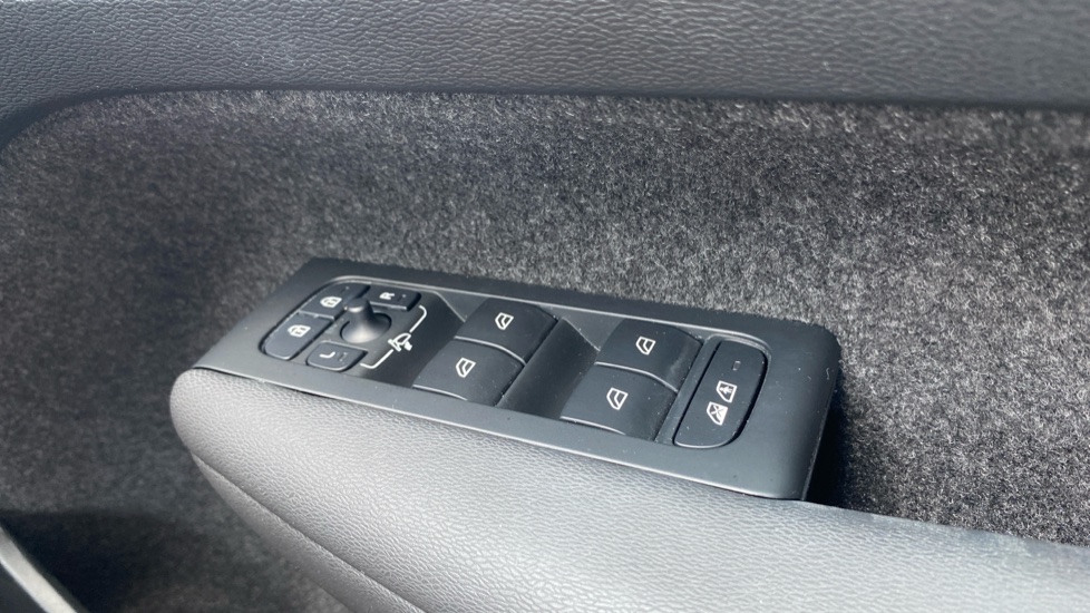 Volvo XC40 2.0 B3P Plus Dark 5dr Auto Petrol Estate - Image 33