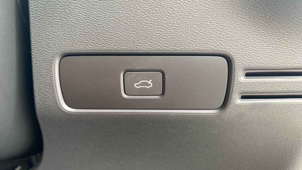 Volvo XC40 2.0 B3P Plus Dark 5dr Auto Petrol Estate - Image 34