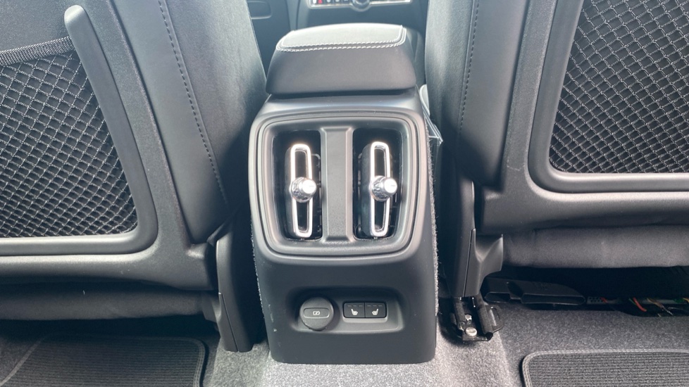 Volvo XC40 2.0 B3P Plus Dark 5dr Auto Petrol Estate - Image 37