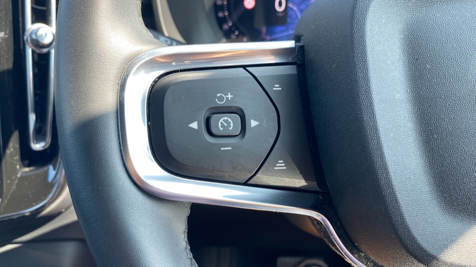 Volvo XC40 2.0 B3P Plus Dark 5dr Auto Petrol Estate - Image 29