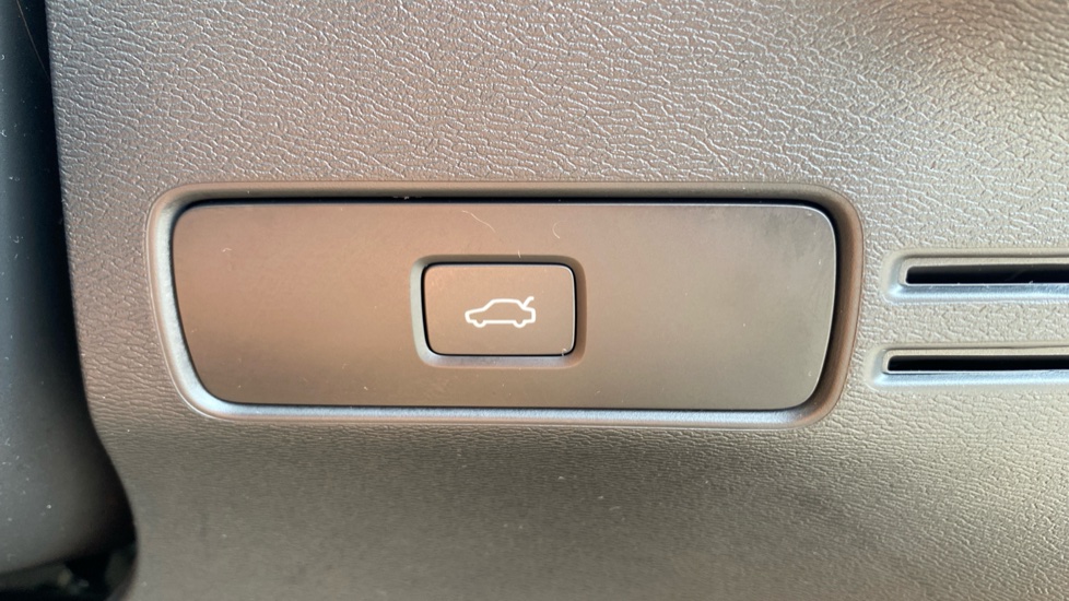 Volvo XC40 2.0 B3P Plus Dark 5dr Auto Petrol Estate - Image 35