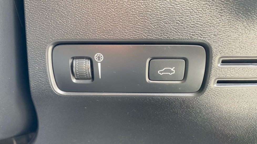 Volvo XC40 300kW Recharge Twin Pro 78kWh 5dr AWD Auto Electric Estate - Image 37