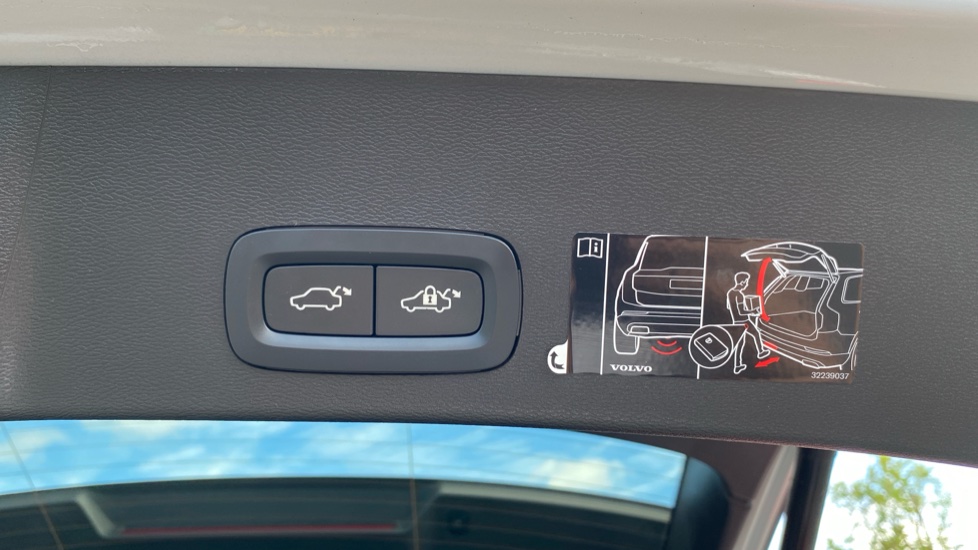 Volvo XC40 300kW Recharge Twin Pro 78kWh 5dr AWD Auto Electric Estate - Image 44