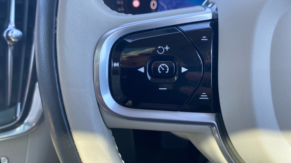 Volvo V90 2.0 T6 [350] RC PHEV Ultimate Dark 5dr AWD Auto Estate - Image 29