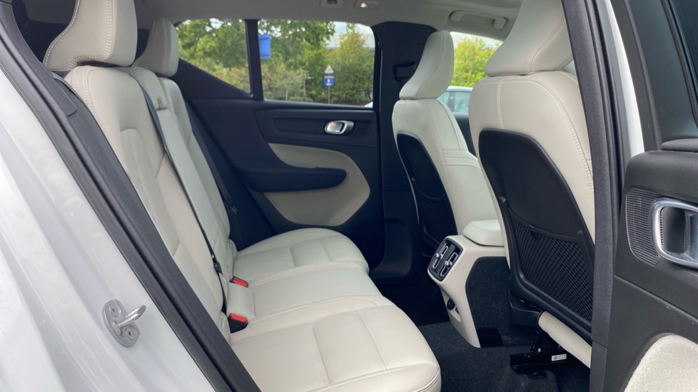Volvo XC40 2.0 B3P Ultimate Dark 5dr Auto Petrol Estate - Image 7