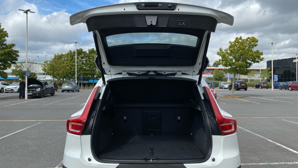 Volvo XC40 2.0 B3P Ultimate Dark 5dr Auto Petrol Estate - Image 14