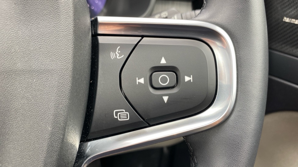 Volvo XC40 2.0 B3P Ultimate Dark 5dr Auto Petrol Estate - Image 33