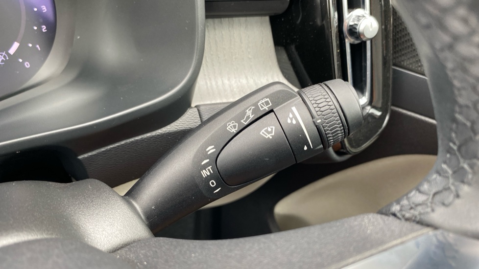 Volvo XC40 2.0 B3P Ultimate Dark 5dr Auto Petrol Estate - Image 34