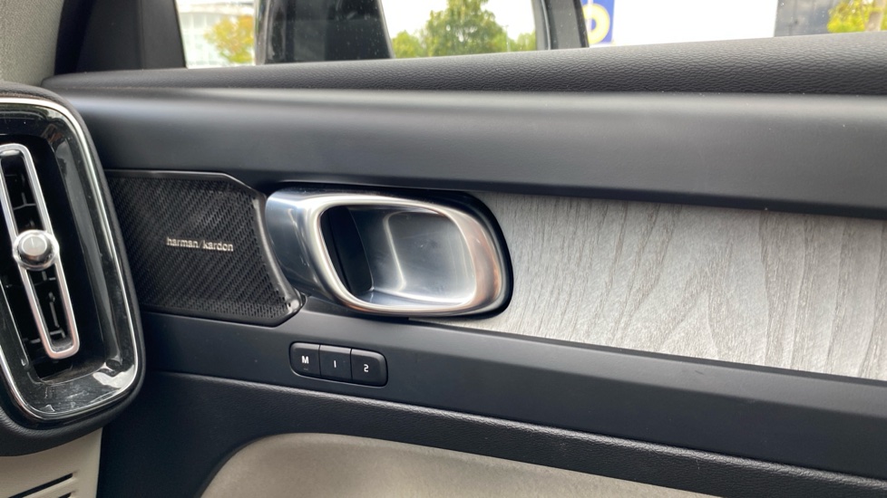 Volvo XC40 2.0 B3P Ultimate Dark 5dr Auto Petrol Estate - Image 36