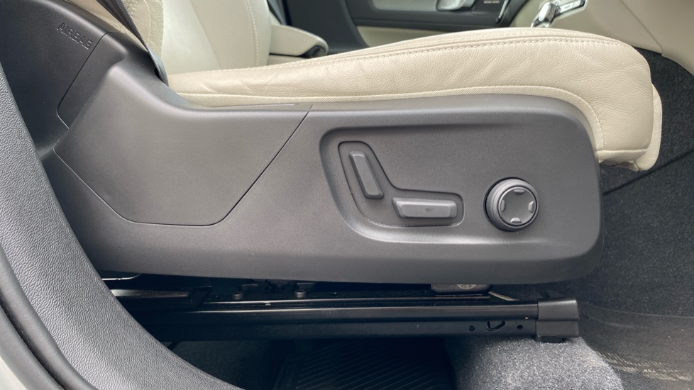 Volvo XC40 2.0 B3P Ultimate Dark 5dr Auto Petrol Estate - Image 39