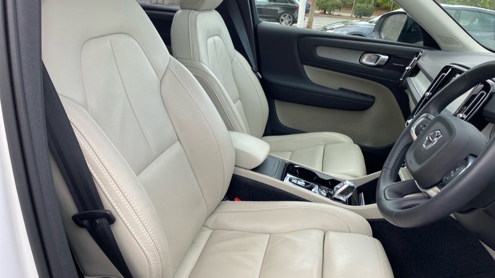 Volvo XC40 2.0 B3P Ultimate Dark 5dr Auto Petrol Estate - Image 40