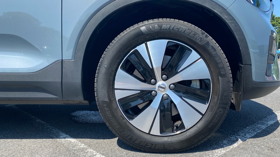 Volvo XC40 1.5 T4 Recharge PHEV Core Bright 5dr Auto Estate - Image 9