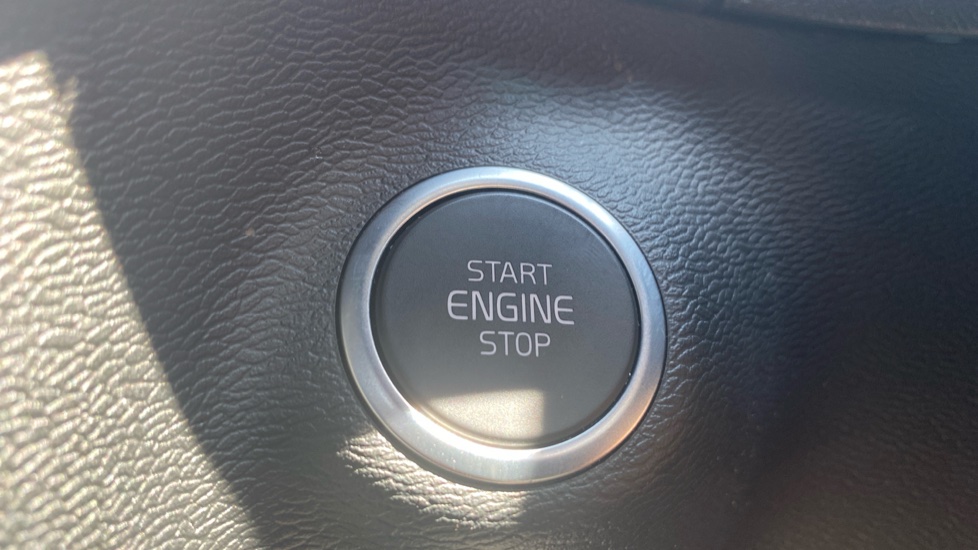 Volvo XC40 1.5 T4 Recharge PHEV Core Bright 5dr Auto Estate - Image 22