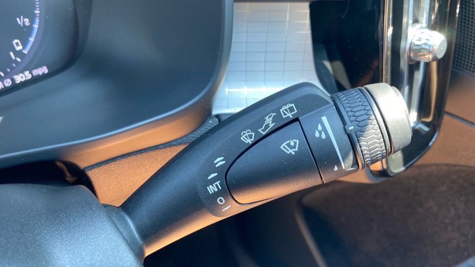 Volvo XC40 1.5 T4 Recharge PHEV Core Bright 5dr Auto Estate - Image 28