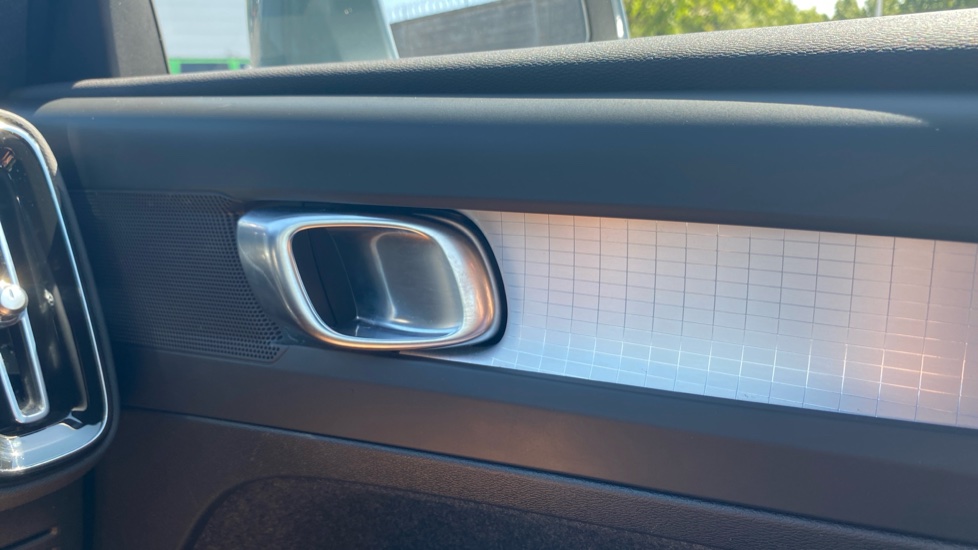 Volvo XC40 1.5 T4 Recharge PHEV Core Bright 5dr Auto Estate - Image 30