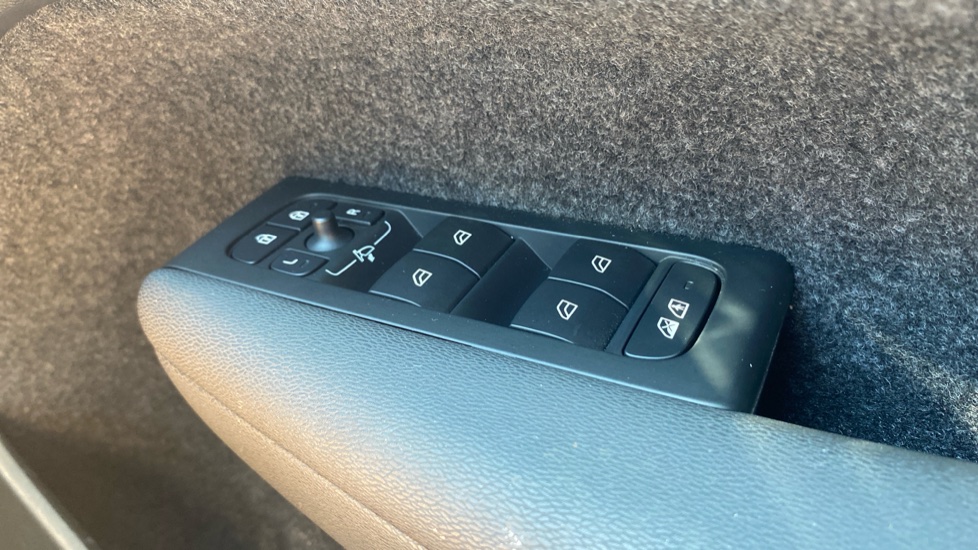 Volvo XC40 1.5 T4 Recharge PHEV Core Bright 5dr Auto Estate - Image 31