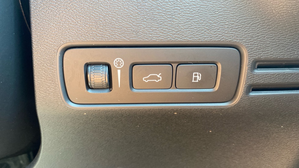 Volvo XC40 1.5 T4 Recharge PHEV Core Bright 5dr Auto Estate - Image 32