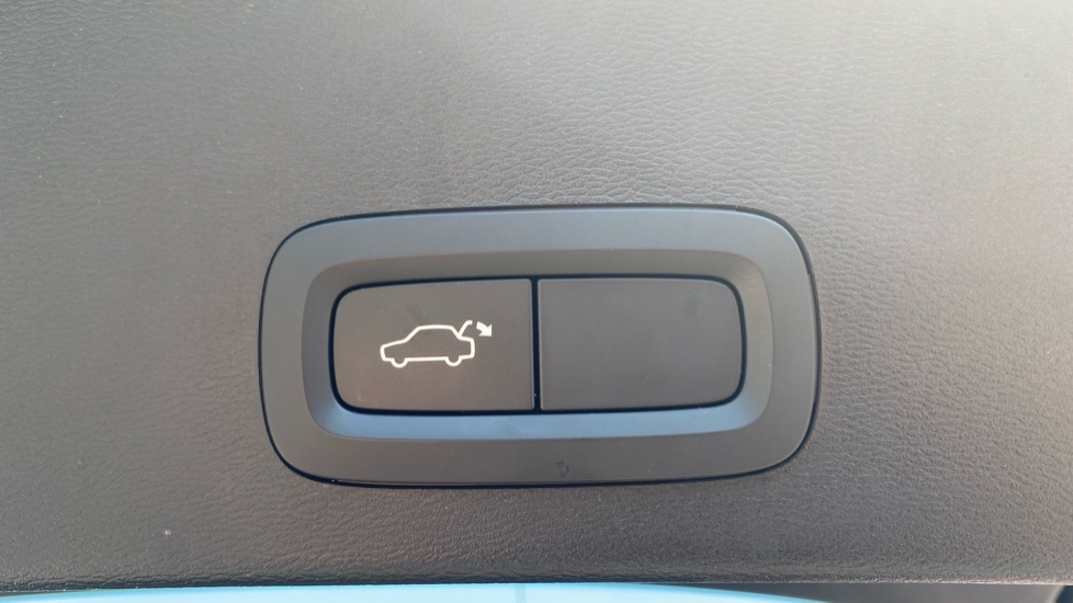 Volvo XC40 1.5 T4 Recharge PHEV Core Bright 5dr Auto Estate - Image 37