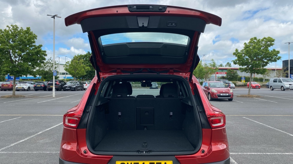 Volvo XC40 2.0 B4P Plus Dark 5dr Auto Petrol Estate - Image 13