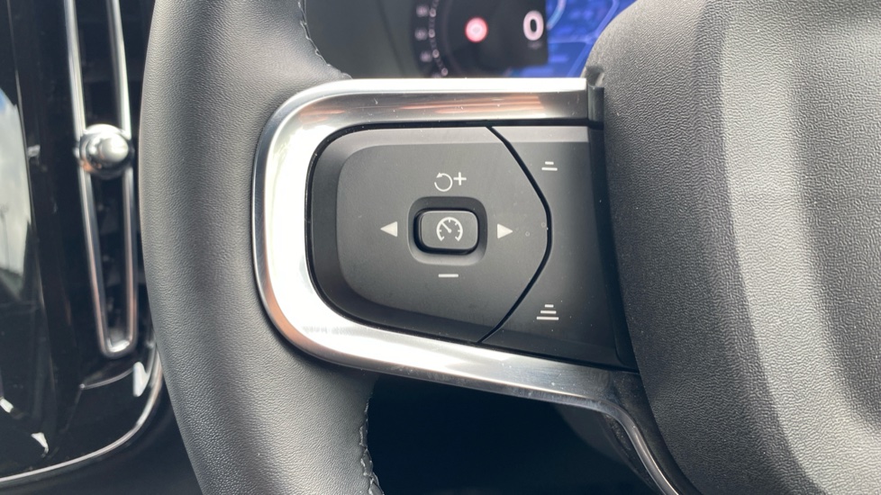 Volvo XC40 2.0 B4P Plus Dark 5dr Auto Petrol Estate - Image 28