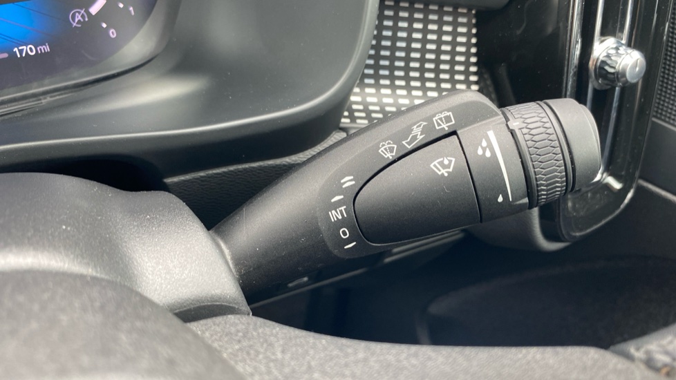Volvo XC40 2.0 B4P Plus Dark 5dr Auto Petrol Estate - Image 30