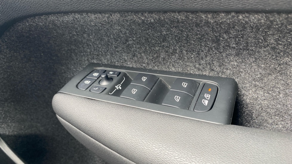Volvo XC40 2.0 B4P Plus Dark 5dr Auto Petrol Estate - Image 33