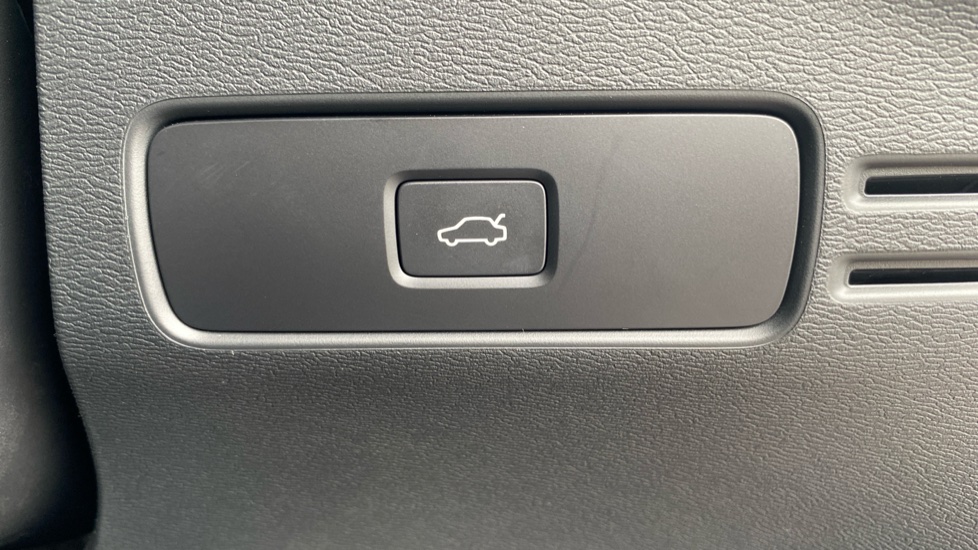 Volvo XC40 2.0 B4P Plus Dark 5dr Auto Petrol Estate - Image 34