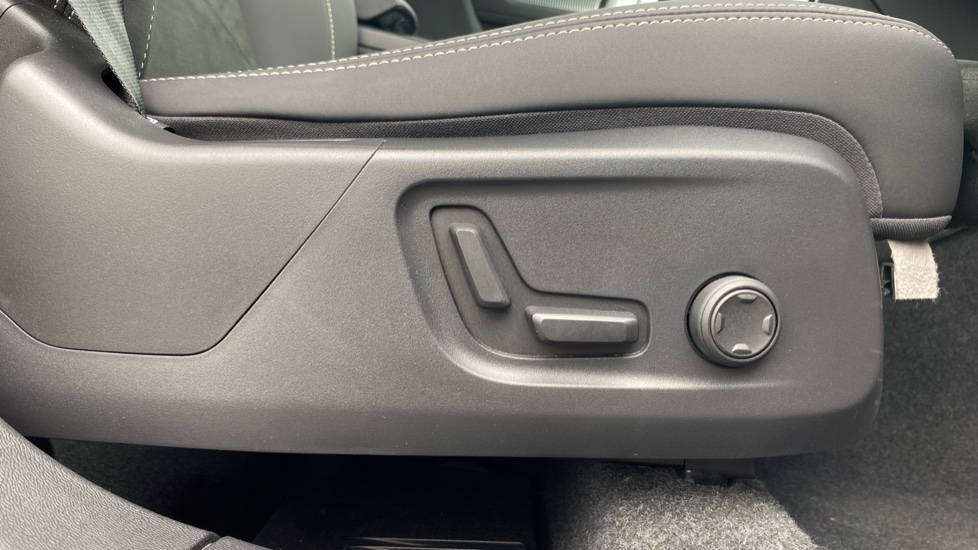 Volvo XC40 2.0 B4P Plus Dark 5dr Auto Petrol Estate - Image 35