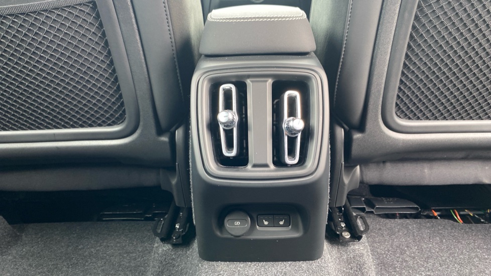 Volvo XC40 2.0 B4P Plus Dark 5dr Auto Petrol Estate - Image 36