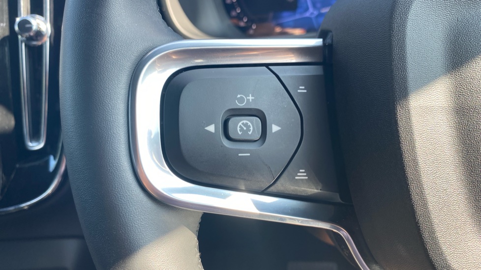 Volvo XC40 2.0 B4P Plus Dark 5dr Auto Petrol Estate - Image 25