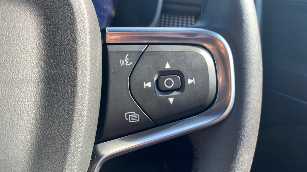 Volvo XC40 2.0 B4P Plus Dark 5dr Auto Petrol Estate - Image 26