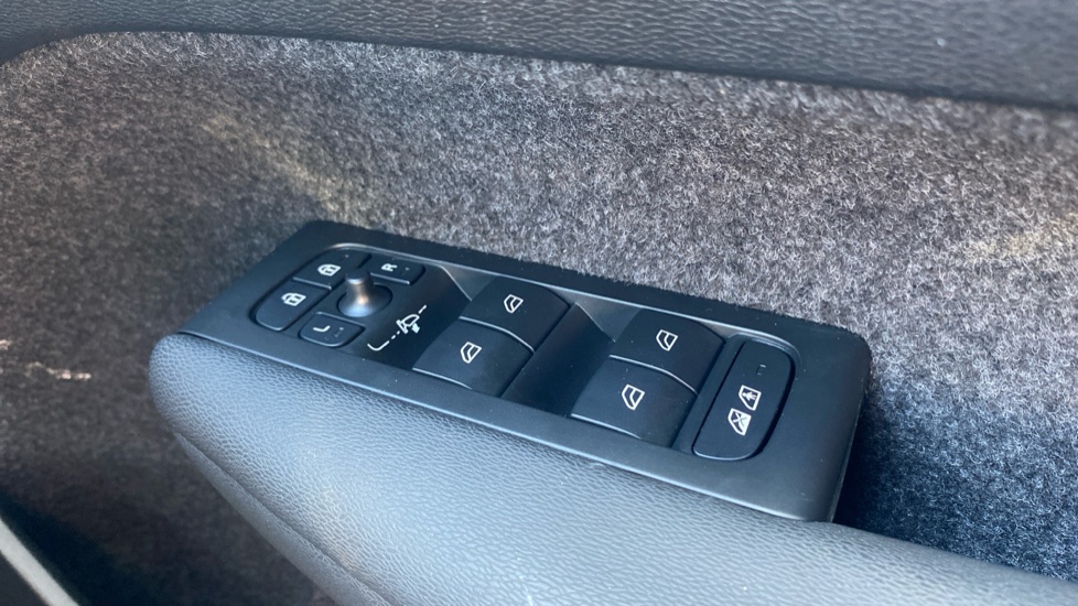 Volvo XC40 2.0 B4P Plus Dark 5dr Auto Petrol Estate - Image 30