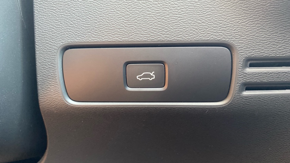 Volvo XC40 2.0 B4P Plus Dark 5dr Auto Petrol Estate - Image 31