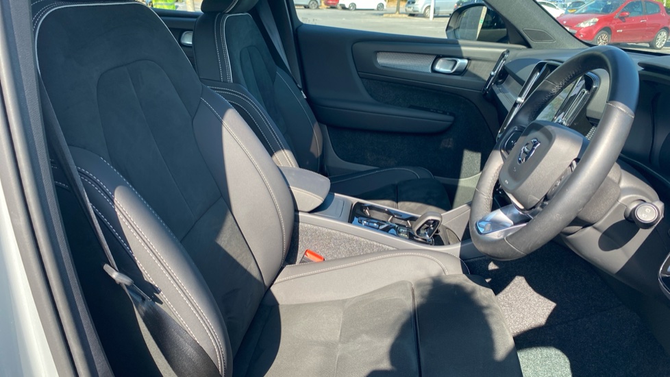 Volvo XC40 2.0 B4P Plus Dark 5dr Auto Petrol Estate - Image 35