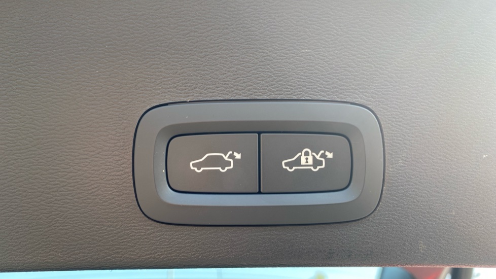 Volvo XC40 2.0 B4P Plus Dark 5dr Auto Petrol Estate - Image 41