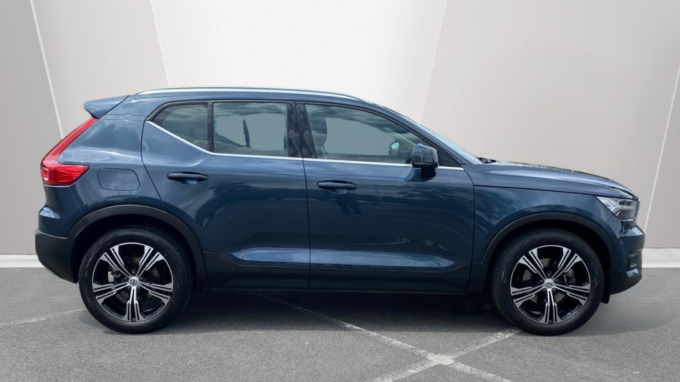 Volvo XC40 2.0 B4P Inscription Pro 5dr Auto [7 speed] Petrol Estate - Image 3