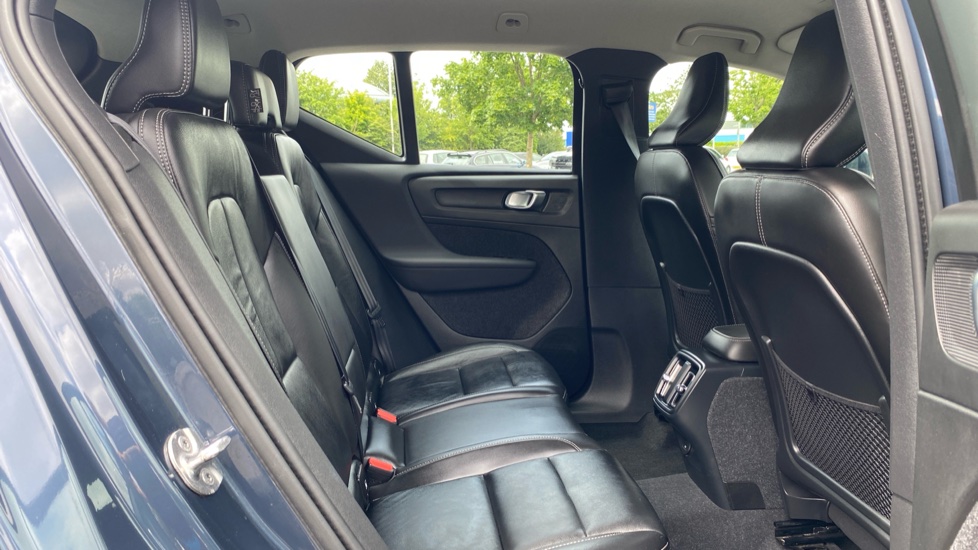 Volvo XC40 2.0 B4P Inscription Pro 5dr Auto [7 speed] Petrol Estate - Image 6