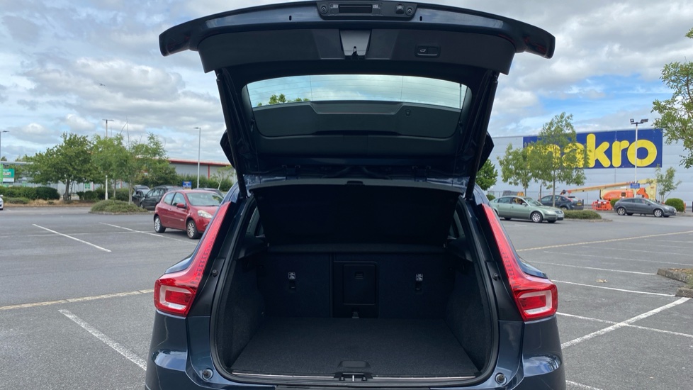 Volvo XC40 2.0 B4P Inscription Pro 5dr Auto [7 speed] Petrol Estate - Image 13