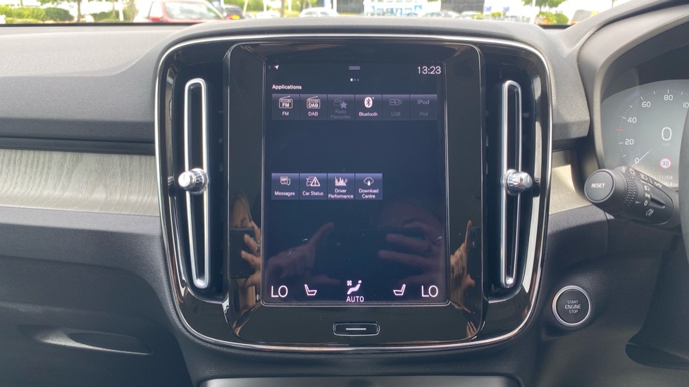 Volvo XC40 2.0 B4P Inscription Pro 5dr Auto [7 speed] Petrol Estate - Image 14