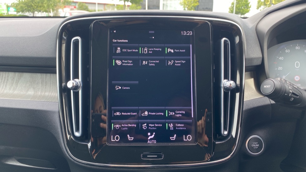 Volvo XC40 2.0 B4P Inscription Pro 5dr Auto [7 speed] Petrol Estate - Image 18